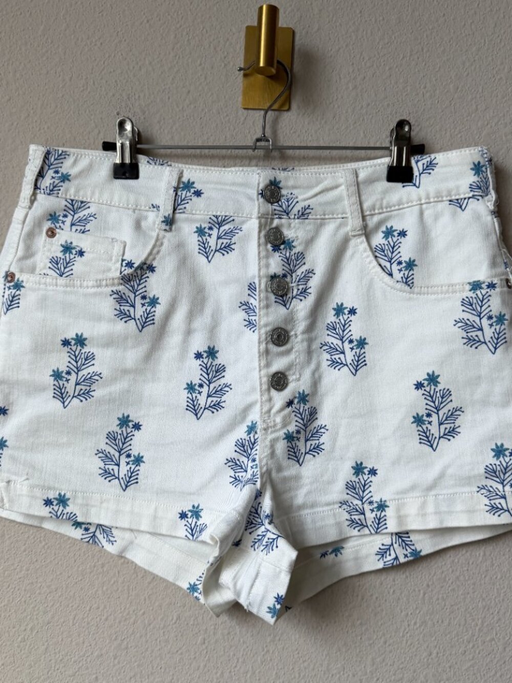 Pilcro Anthropologie White Blue Floral High Rise Shorts Size 32 - Picture 2 of 7